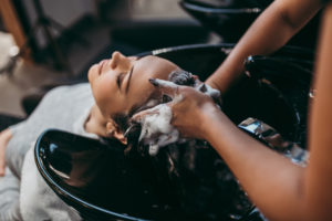 Zur Ermittlung der Waschbeständigkeit / des Farberhaltes werden die Haartressen mehrmals mit Produkten oder einem Neutralshampoo behandelt und anschließend spektrophotometrisch untersucht